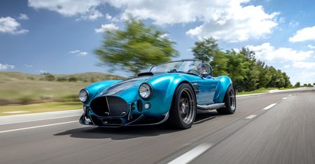 Superformance Mk III-R Cobra to połączenie dwóch światów. Siedmiolitrowe V8 i gwintowane zawieszenie