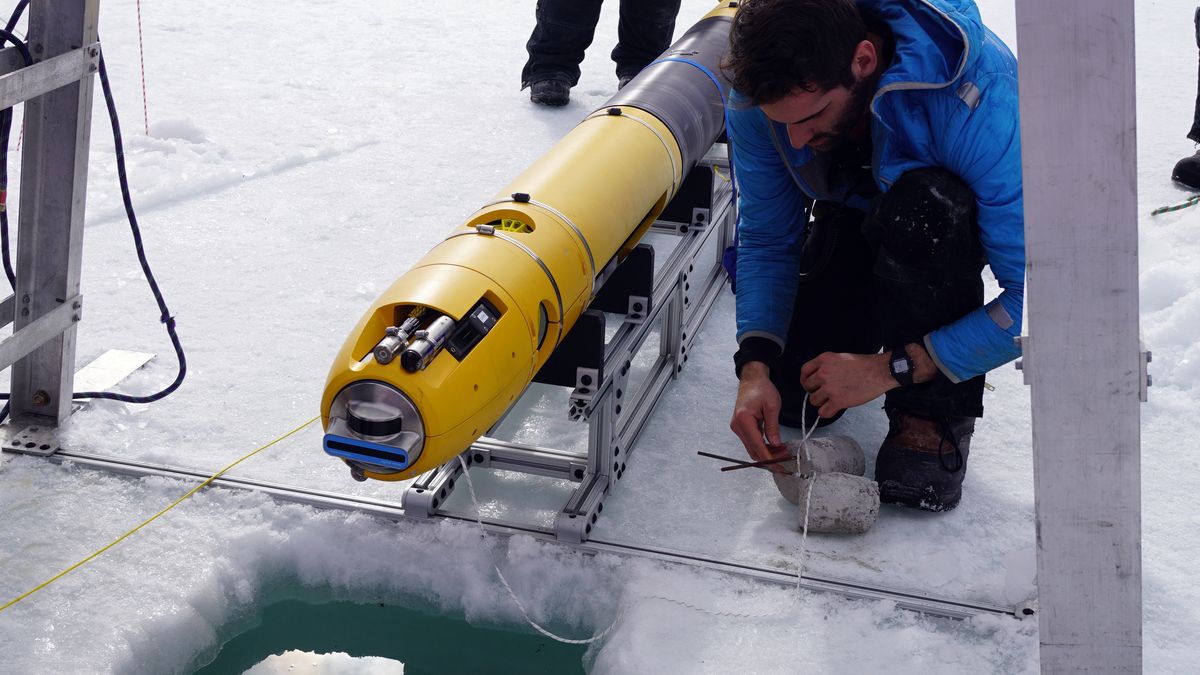 Łódź Icefin stale monitoruje lodowiec Thwaites.
