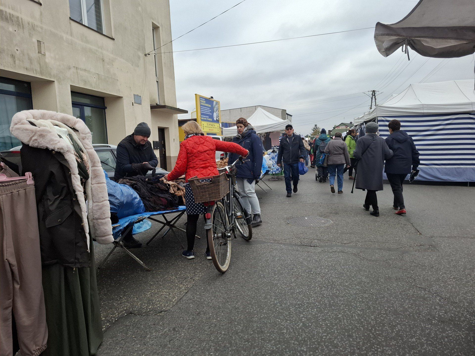Pierwsza sobota października na targowisku miejskim. W sprzedaży wiązanki