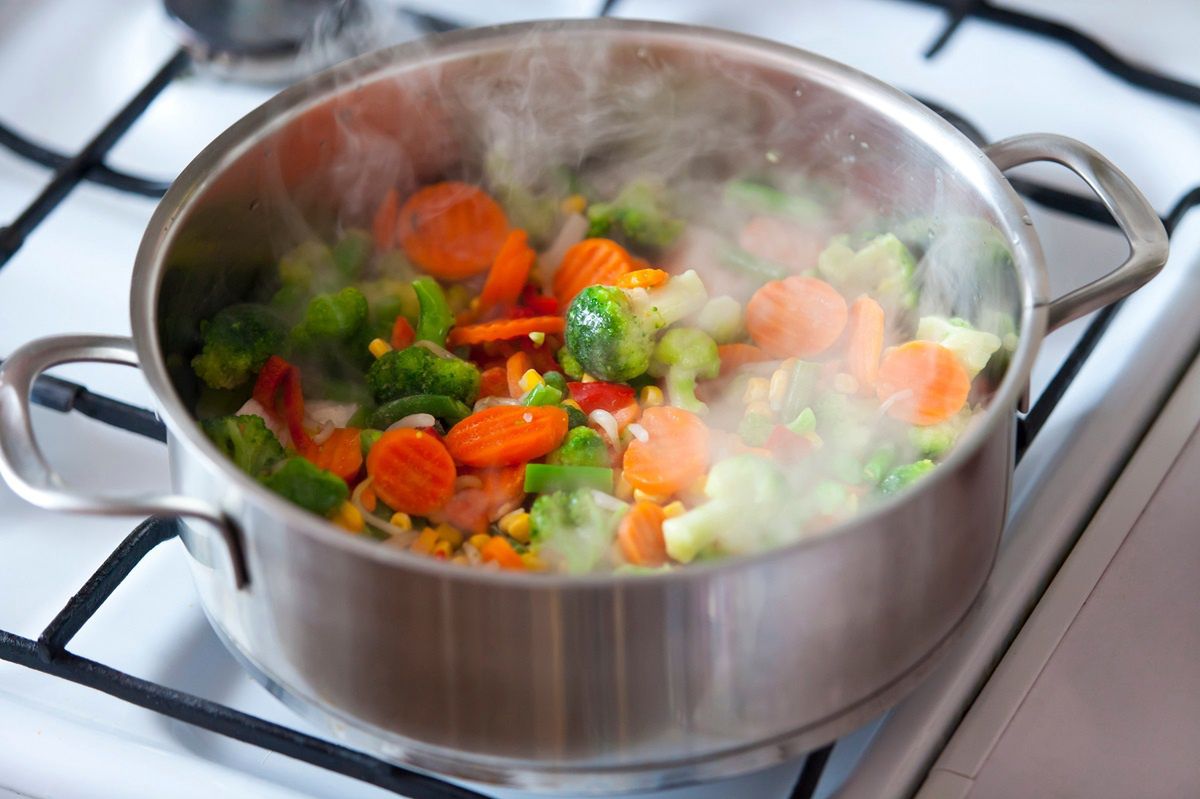 Jak przygotowywać warzywa, by zachować w nich najwięcej wartości odżywczych? Odpowiedź może zaskoczyć