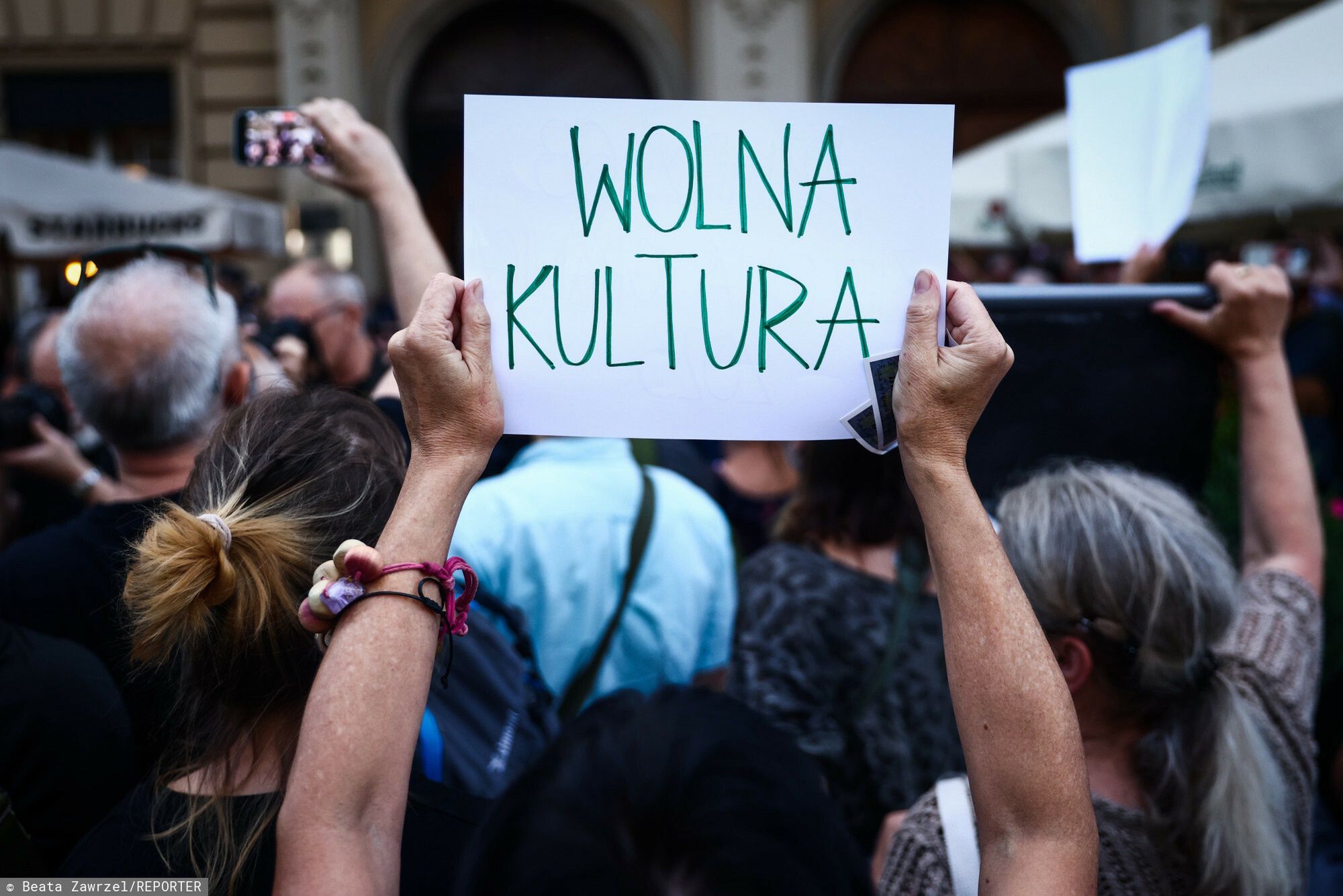 Protest przeciwko filmowi "Zielona granica" w Krakowie