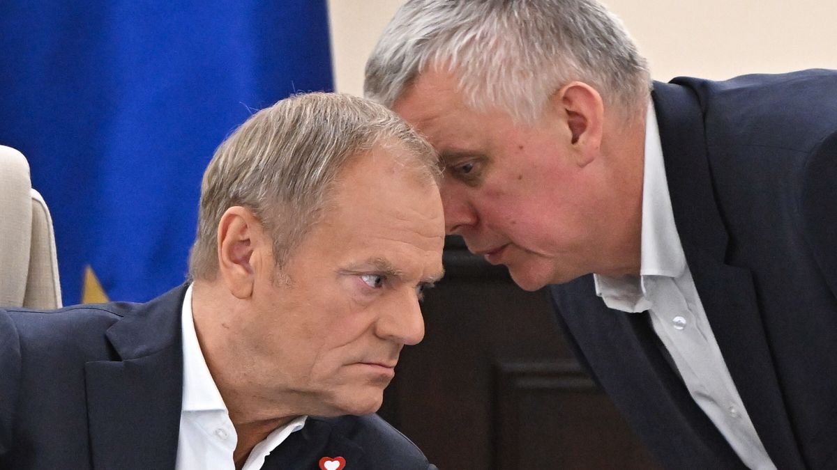 Warszawa, 28.09.2024. Szef MSWiA Tomasz Siemoniak (P) i premier Donald Tusk (L) podczas posiedzenia rządu w siedzibie Kancelarii Prezesa Rady Ministrów w Warszawie, 28 bm. Rada Ministrów ma przyjąć projekt budżetu na 2025 rok oraz projekt Strategii zarządzania długiem sektora finansów publicznych w latach 2025?2028.(ad) PAP/Radek Pietruszka