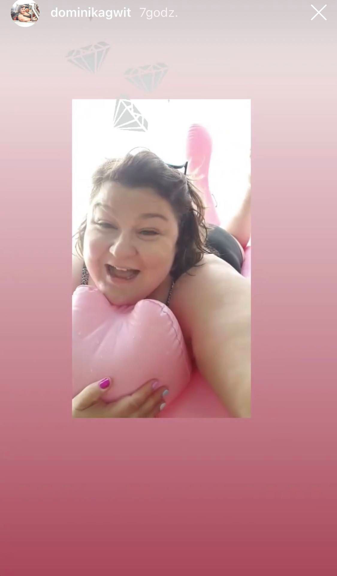 Dominika Gwit na Mazurach opala się na różowym flamingu