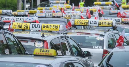 Ustawa o transporcie może zablokować Ubera i Taxify. Przeciwni nawet taksówkarze