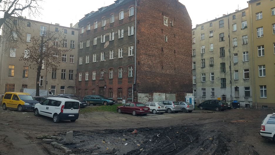 Wrocław. Filmowcy żegnają się z podwórkiem przy ul.Łukasińskiego. W przyszłym roku rusza remont