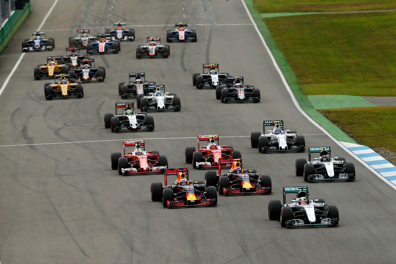 Nico Rosberg przekrywa start z Lewisem i kierowcami Red Bulla. Tak zaczyna się seria niepowodzeń Niemca w jego domowym wyścigu.