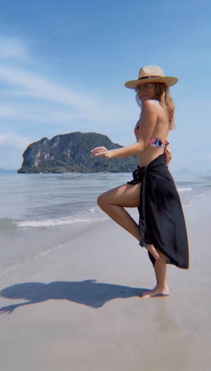 Agnieszka Kaczorowska tańczy na plaży