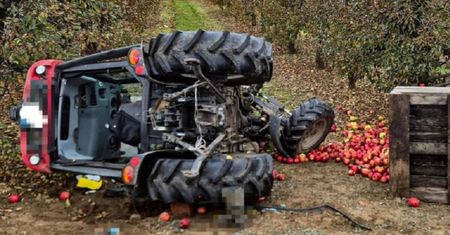 Traktor przewrócił się na bok. Duże koło przygniotło kierowcę. Miał dużo szczęścia