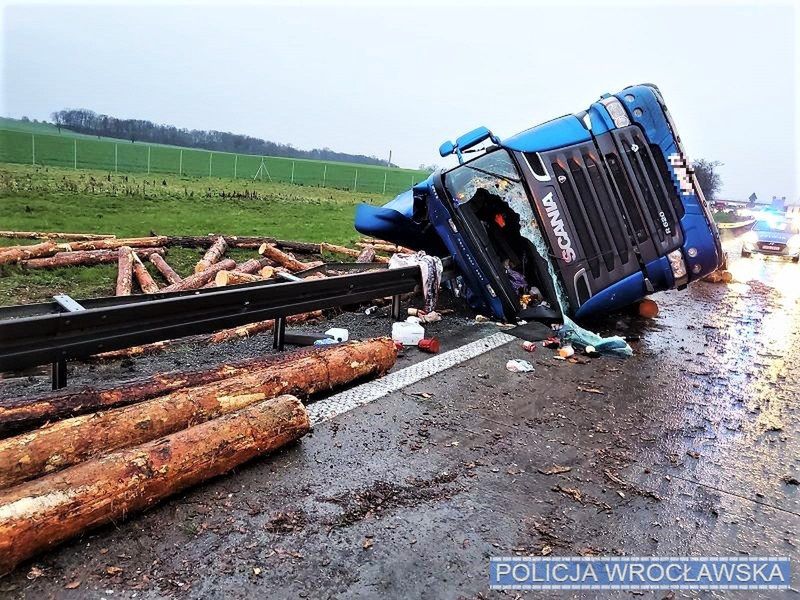 Wrocław. O krok od tragedii na A4. Rozsypane drewno przez pijanego kierowcę