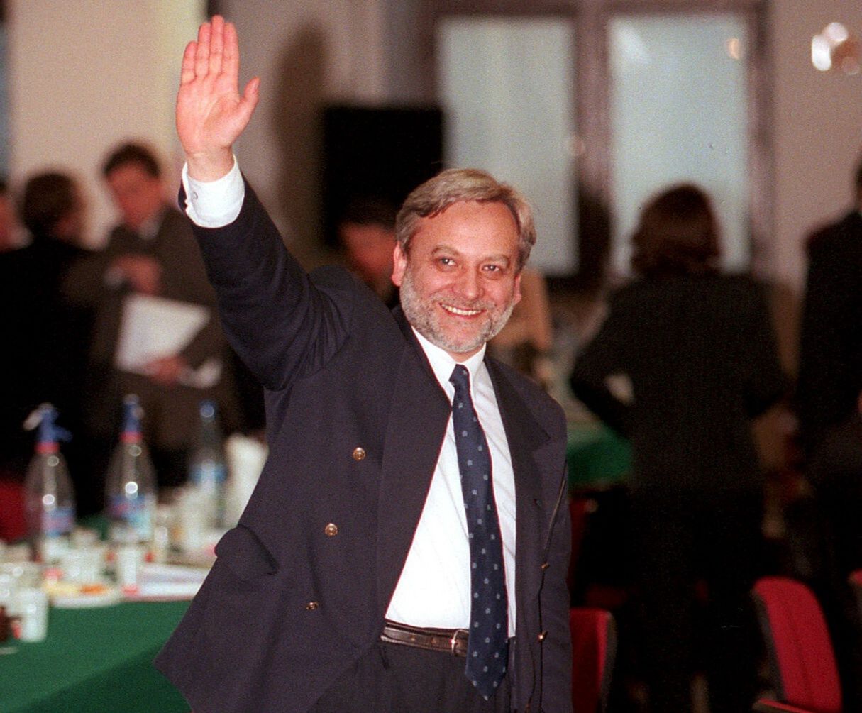 Reporter Braki01.1999 Gdansk. Posiedzenie RS-AWS n/z minister zdrowia Wojciech Maksymowicz fot.Jacek Dominski/REPORTER polityka sylwetka teczkaDominski/REPORTER