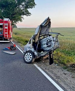 Auto rozerwane na pół po uderzeniu w drzewo. Młody kierowca zginął na miejscu