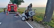 Auto rozerwane na pół po uderzeniu w drzewo. Młody kierowca zginął na miejscu