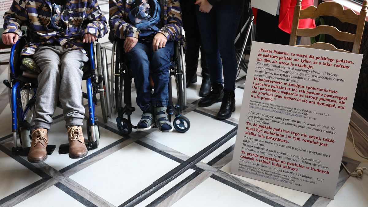 Warszawa, 24.03.2023. Tablice z postulatami strajkujących osób niepełnosprawnych oraz ich opiekunów na korytarzu Sejmu w Warszawie, 24 bm. Podczas briefingu prasowego, liderka protestu, posłanka KO Iwona Hartwich poinformowała o zawieszeniu protestu. (amb) PAP/Tomasz Gzell