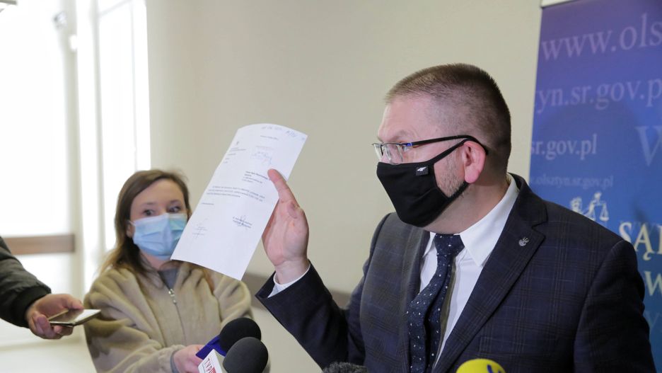 Prezes Sądu Rejonowego w Olsztynie sędzia Maciej Nawacki podczas konferencji prasowej nt. powrotu do pracy Pawła Juszczyszyna
