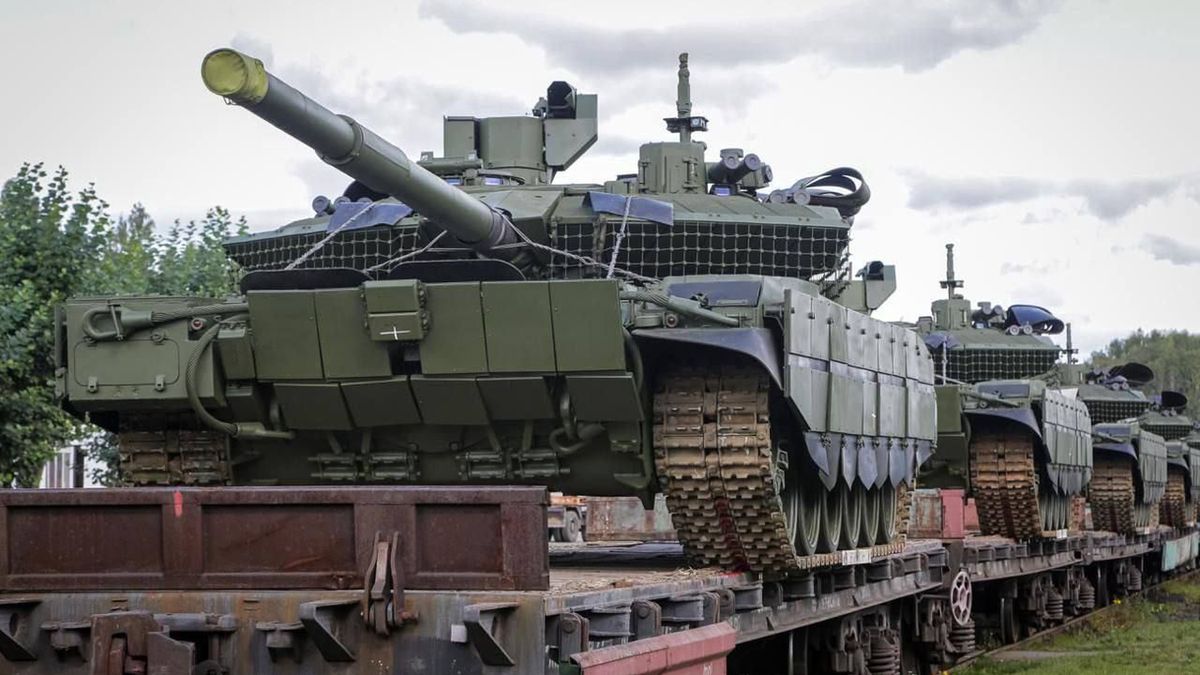 Czołgi T-90M w trakcie transportu kolejowego