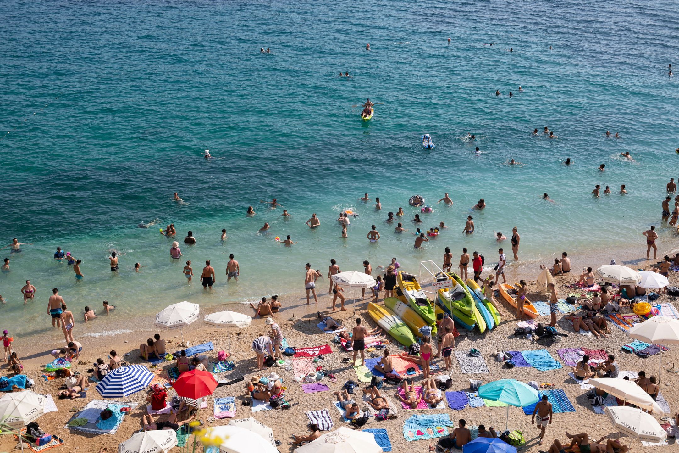 W sezonie letnim chorwackie plaże wypełnione są po brzegi 