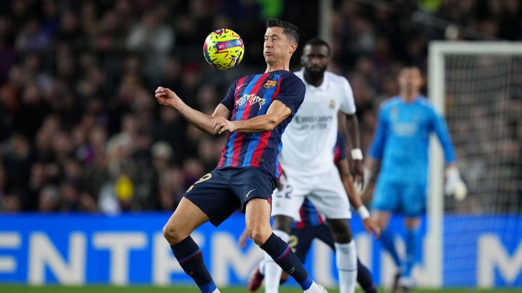 Zdjęcie okładkowe artykułu: Getty Images / Alex Caparros / Na zdjęciu: Robert Lewandowski