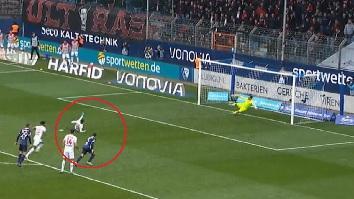 Rzut karny w meczu Bayeru 04 Leverkusen