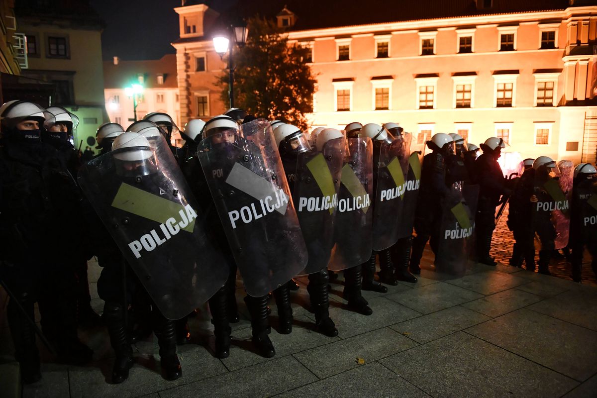 Warszawa. Policjanci podczas ochraniania protestów
