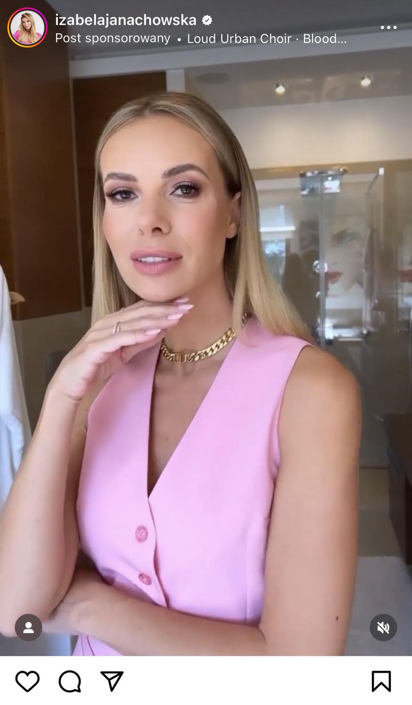Izabela Janachowska w landrynkowej kamizelce 