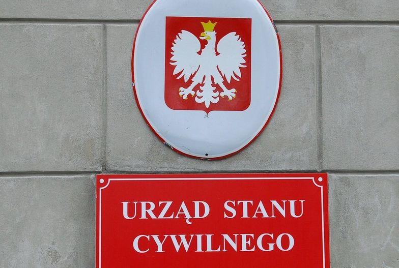 Insygnia dla urzędników okazały się bublem? Orzeł źle się układał