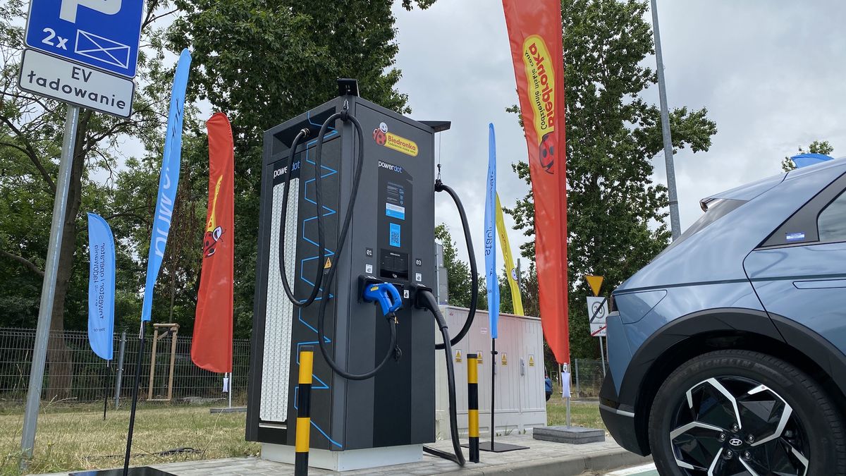 Otwarcie stacji ładowania Powerdot na parkingu Biedronki przy ul. Pałacowej w Warszawie