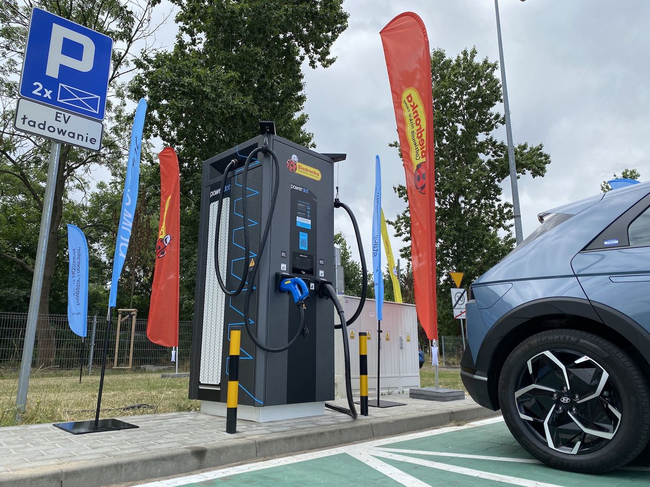 Otwarcie stacji ładowania Powerdot na parkingu Biedronki przy ul. Pałacowej w Warszawie