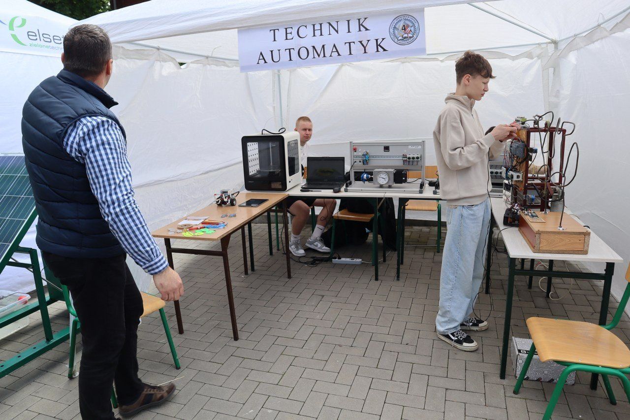 Zespół Szkół nr 4 w Lesznie zorganizował Dzień Zawodowca. Z zaproszenia skorzystały tłumy uczniów szkół podstawowych