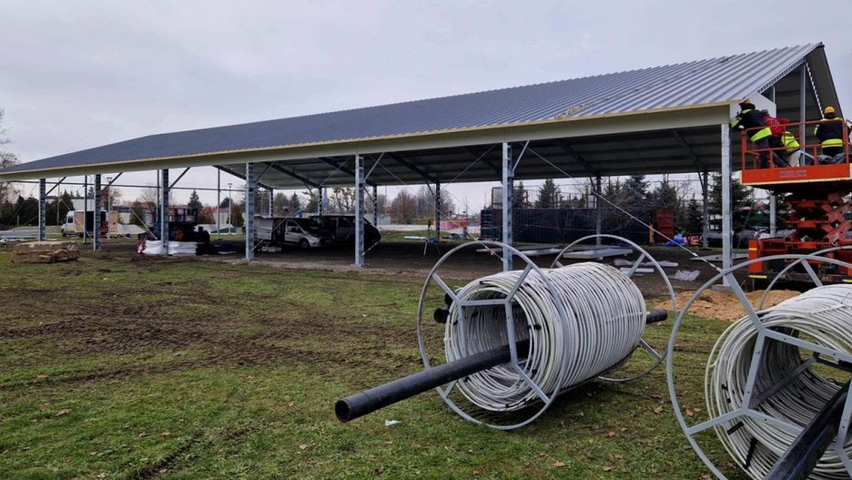Budowa lodowiska na mieleckich błoniach.