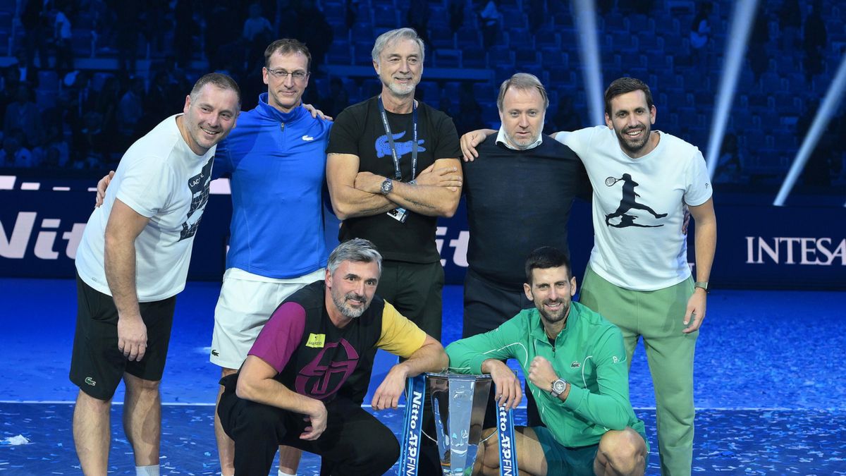 Novak Djoković (poniżej z prawej) z członkami swojego sztabu szkoleniowego po triumfie w ATP Finals 2023