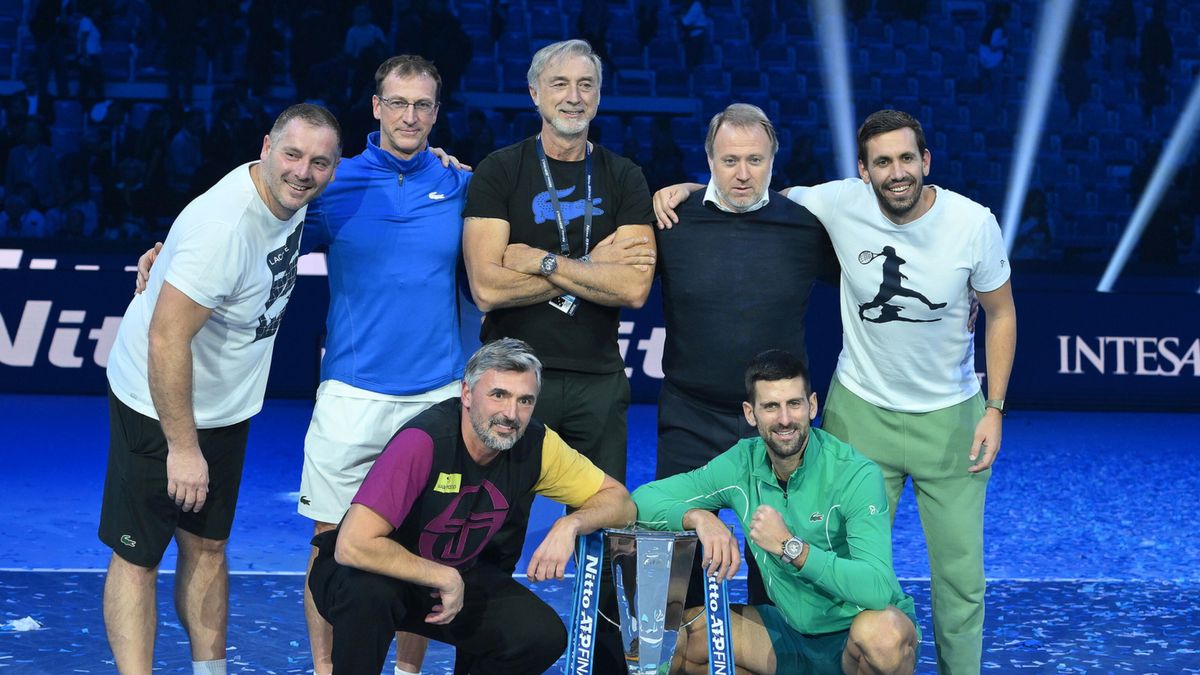 PAP/EPA / Alessandro di Marco / Na zdjęciu: Novak Djoković (poniżej z prawej) z członkami swojego sztabu szkoleniowego po triumfie w ATP Finals 2023