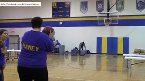 Okropny rzut z połowy boiska zapewnił jej wygraną w wysokości 5000 dolarów