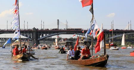 Warszawa. 77. rocznica wybuchu Powstania Warszawskiego. Uroczysty rejs po Wiśle