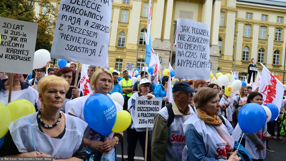 W ZUS-ie mają dość i grożą strajkiem. Na zdjęciu protest pracowników pod Kancelarią Premiera w 2015 roku 