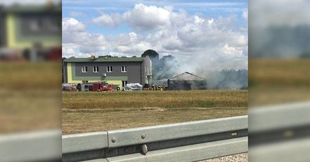 Pożar hali magazynowej w Maryninie. Na miejscu 7 zastępów straży pożarnej
