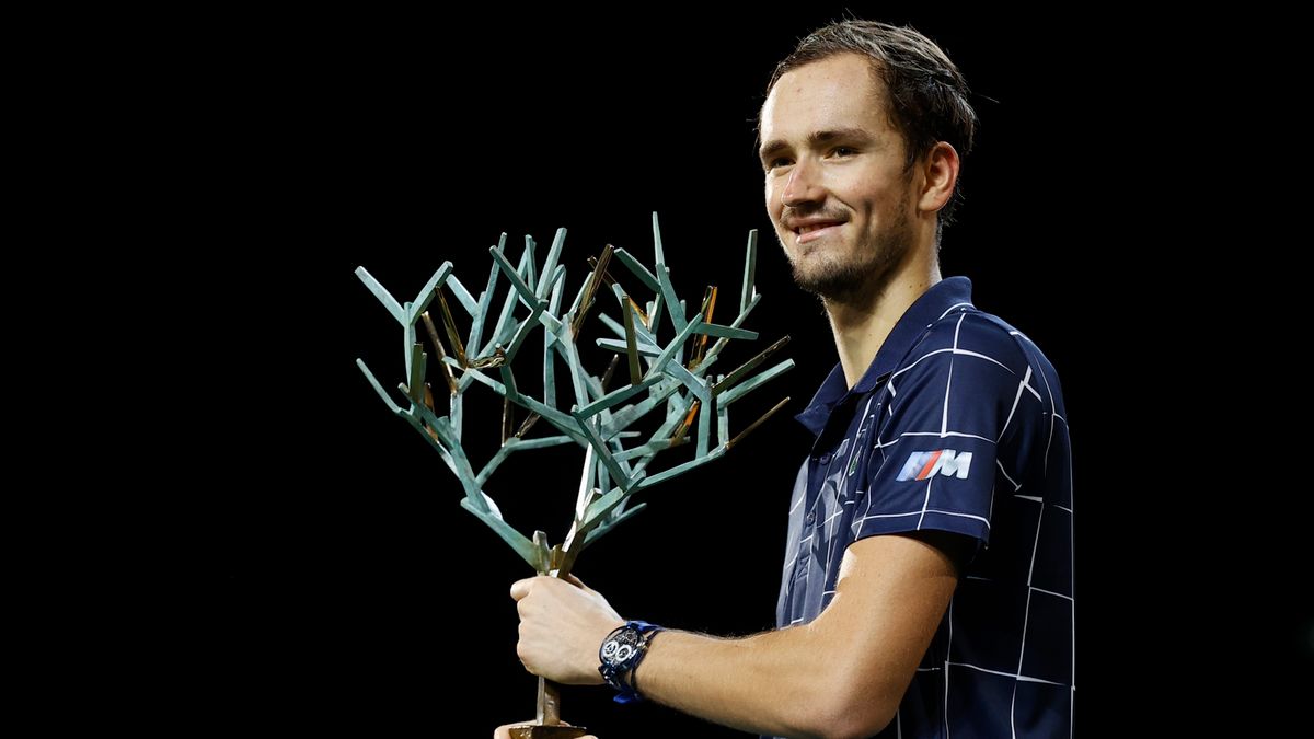 PAP/EPA / IAN LANGSDON  / Na zdjęciu: Danił Miedwiediew, mistrz turnieju Rolex Paris Masters 2020
