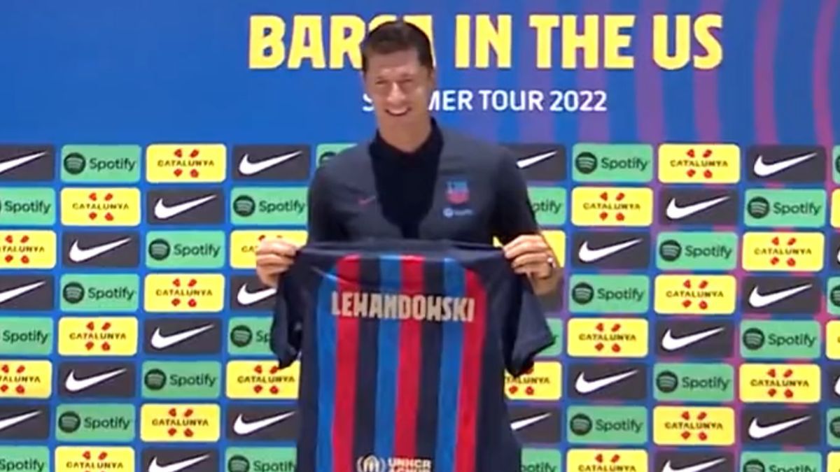 YouTube / FC Barcelona / Na zdjęciu: Robert Lewandowski z koszulką FC Barcelona