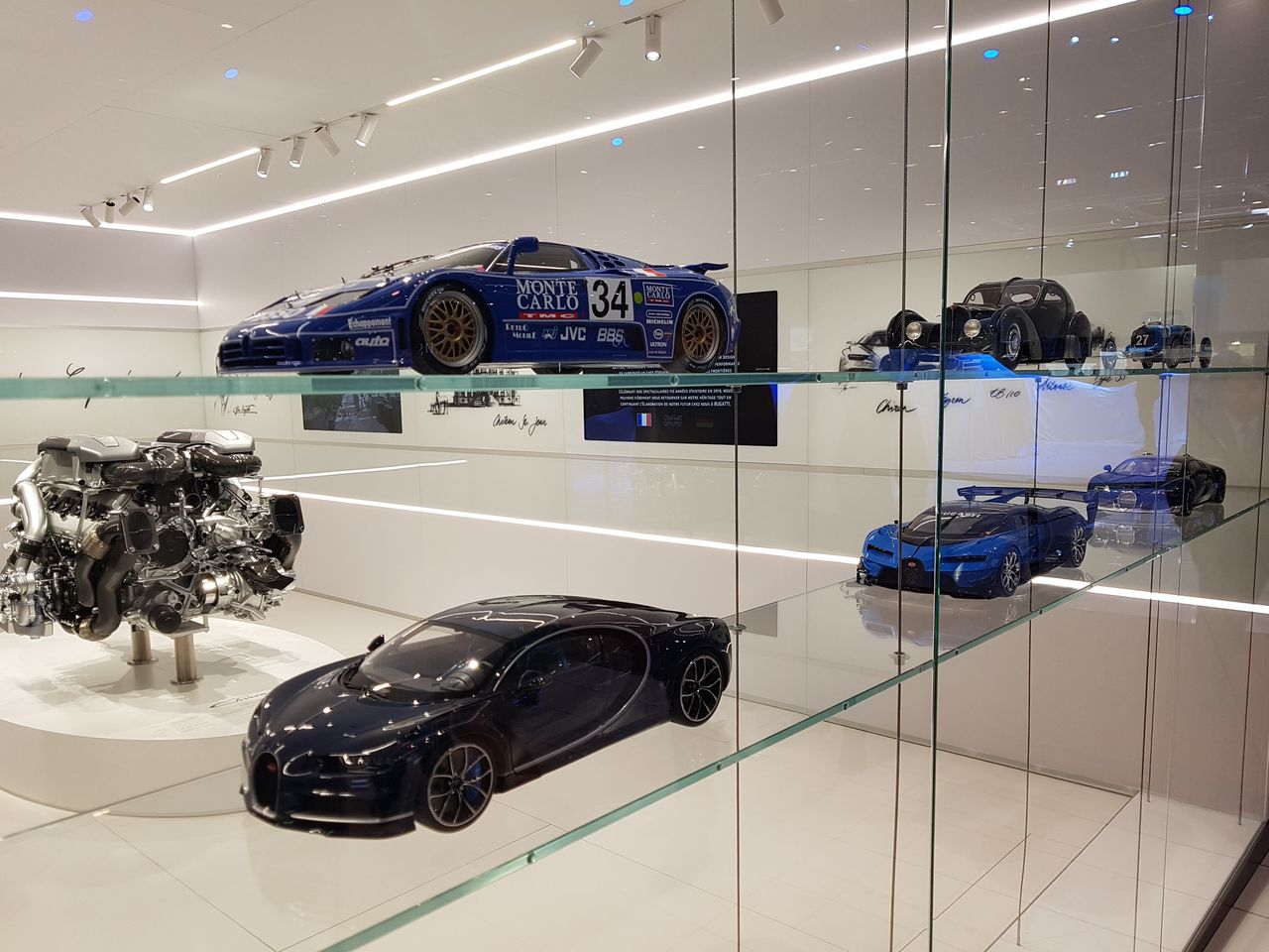 Modele na stoisku Bugatti