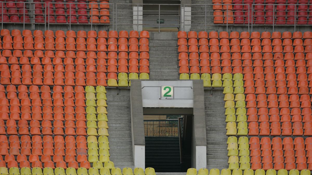 stadium after the game
lom
orrange, right