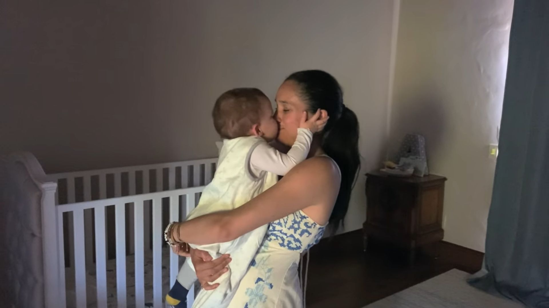 Kadry z serialu "Harry i Meghan"