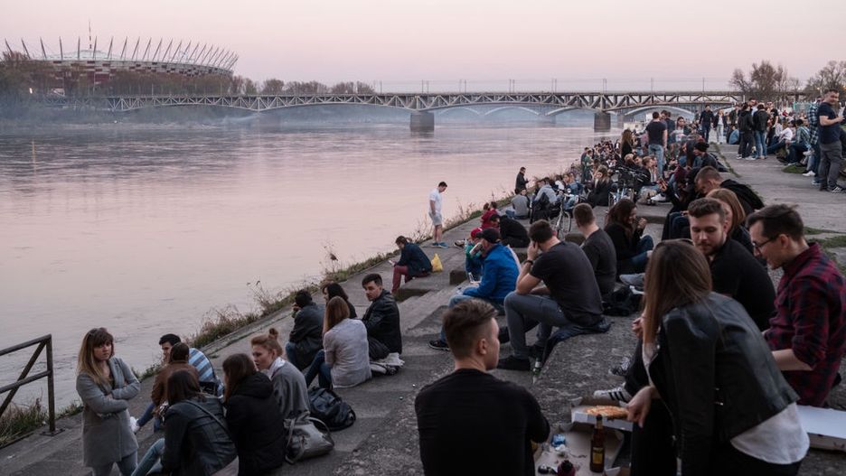 Młodzi ludzie chętnie spędzają czas nad Wisłą