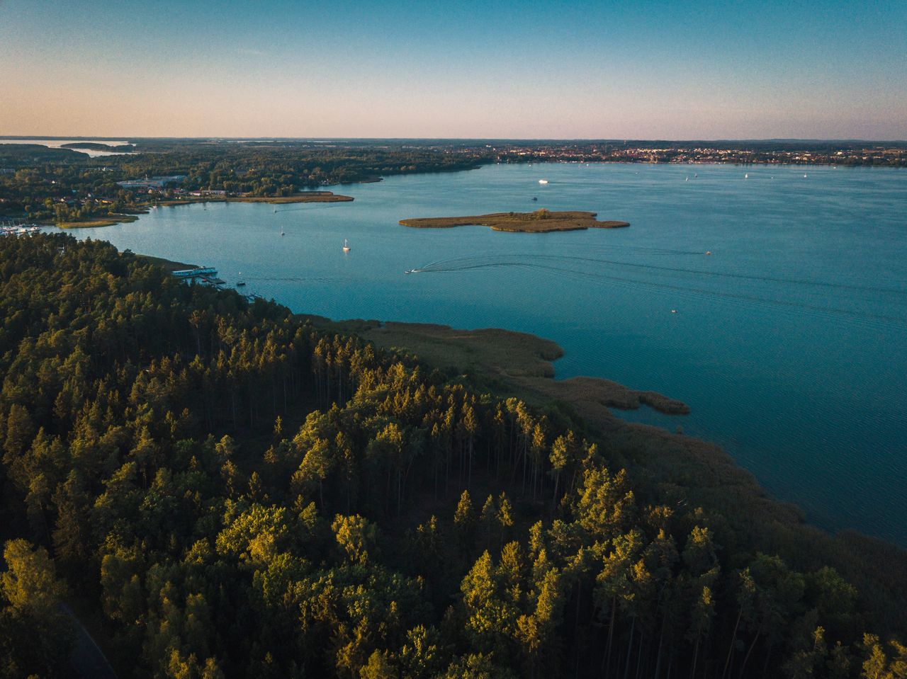 Afera na Mazurach. "Odcinają miasto od jeziora"