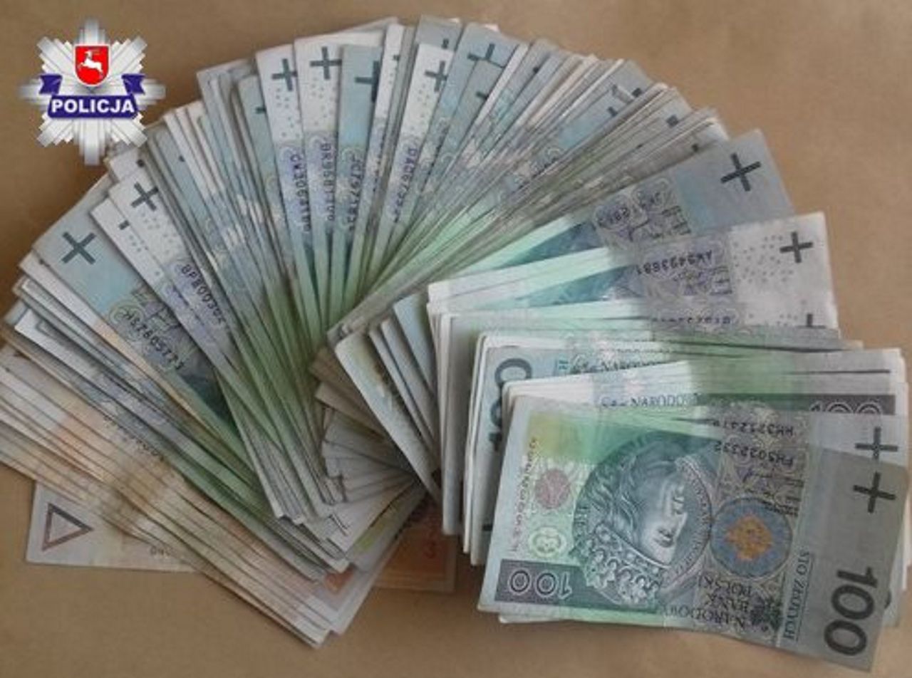 Dzieci znalazły na chodniku sporo pieniędzy. "Mali bohaterowie uczciwości"