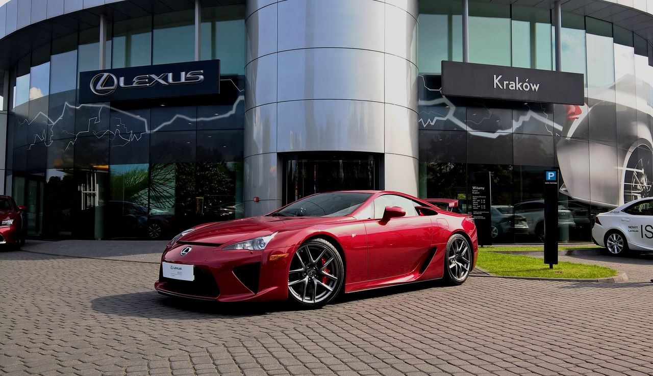 Rzadki Lexus LFA z Polski jest praktycznie nowy. Może być twój za 2,5 mln zł