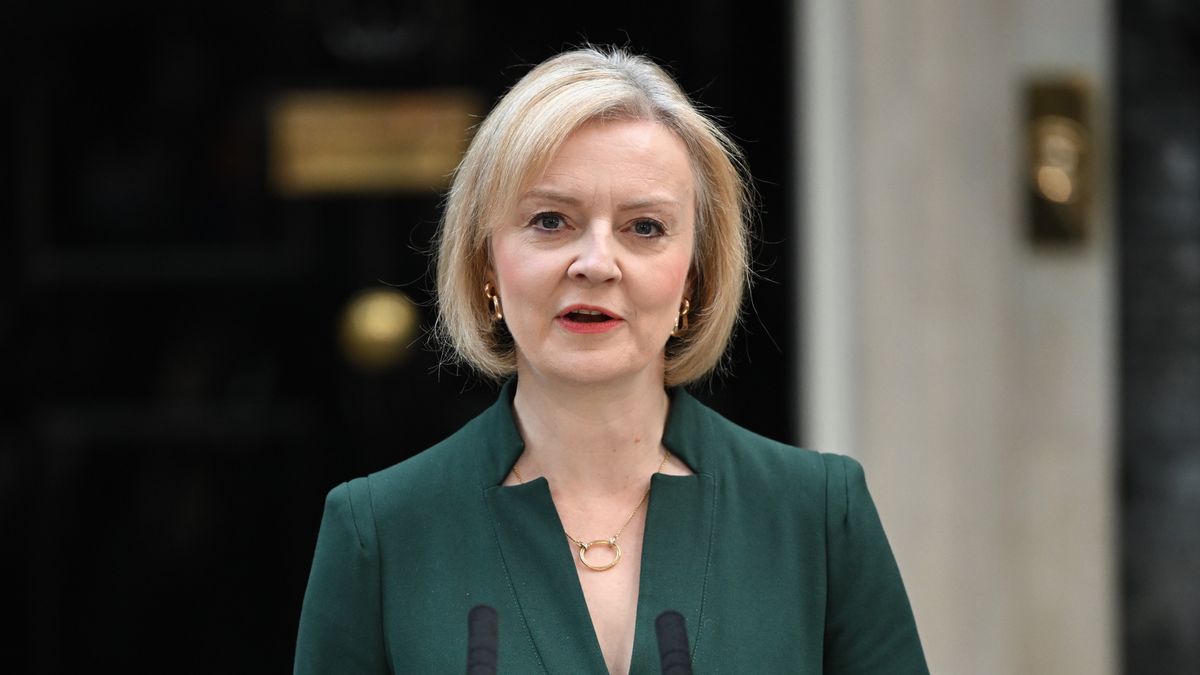 LONDON, ENGLAND - OCTOBER 25: British Prime Minister Liz Truss makes a statement prior to her formal resignation outside Number 10 in Downing Street on October 25, 2022 in London, England. Rishi Sunak will take office as the UK's 57th Prime Minister today after he was appointed as Conservative leader yesterday. He was the only candidate to garner 100-plus votes from Conservative MPs in the contest for the top job. He said his aim was to unite his party and the country. (Photo by Leon Neal/Getty Images)