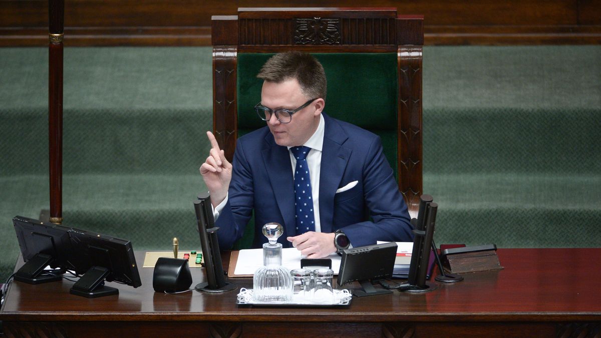 Warszawa, 12.12.2023. Marszałek Sejmu Szymon Hołownia na sali obrad izby w Warszawie, 12 bm. Sejm wznowił obrady po przerwie, ogłoszonej w związku z incydentem z udziałem posła Konfederacji Grzegorza Brauna. (mr) PAP/Marcin Obara