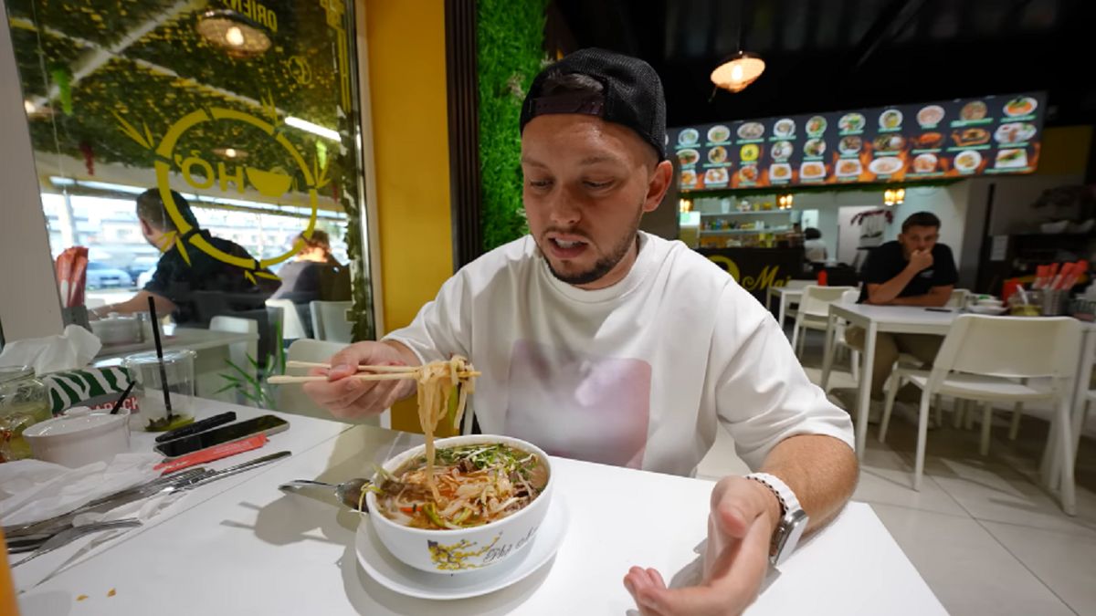 Na Bakalarskiej youtuber spróbował m.in. zupę pho oraz korean fried chicken