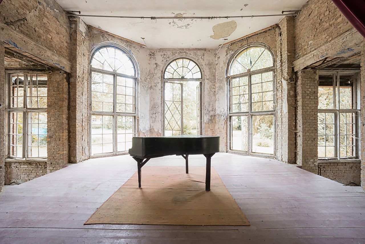 Od 10 lat szuka porzuconych fortepianów i fotografuje ich piękno