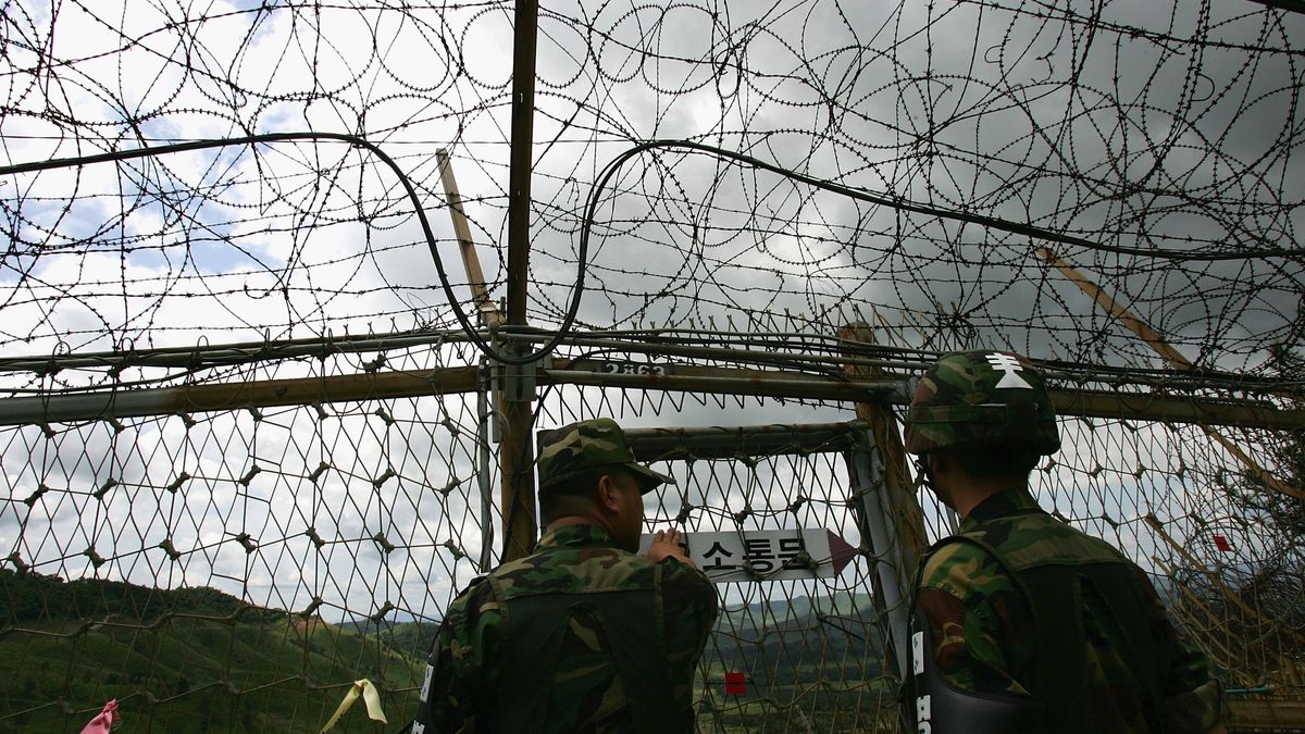 Południowokoreańscy żołnierze stale patrolują teren przy granicy