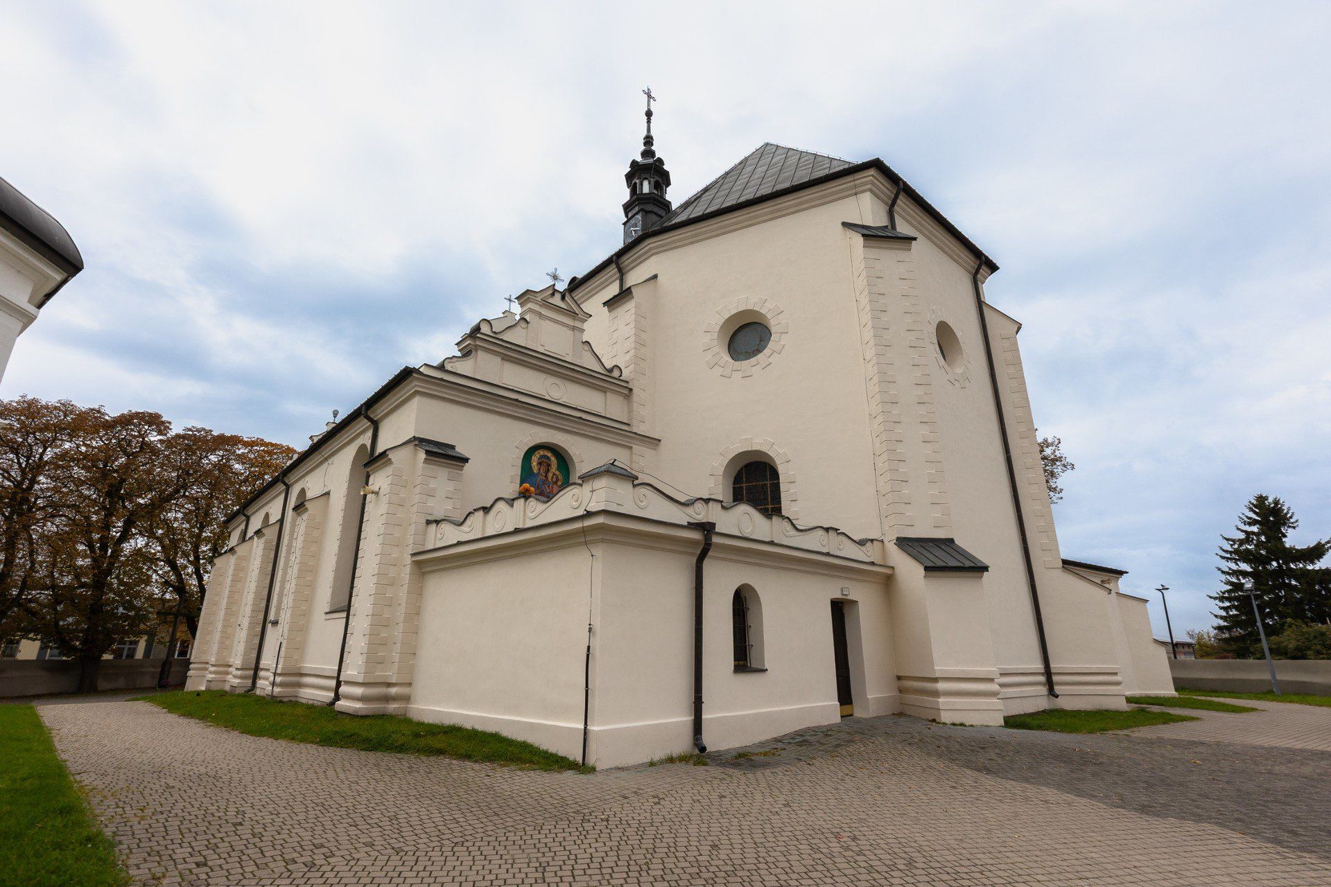 Widok od tyłu kościoła